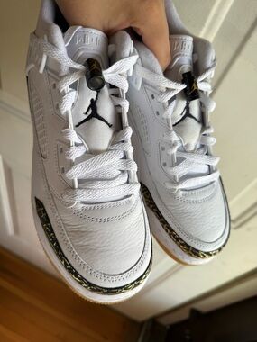 Like New Jordan Spikize low white metallic gold sneakers size 6.5 youth boys